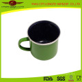 Taza popular del esmalte verde con la mano del esmalte